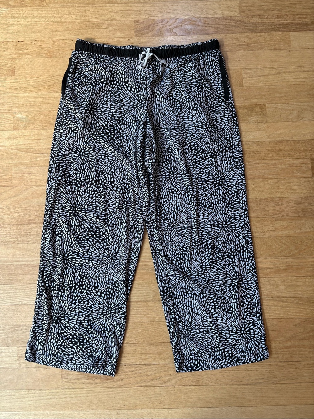 DKNY Vibrant Black and White Lounge Pants Size Large in Excellent Condition